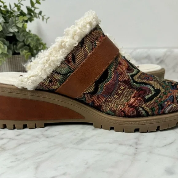 Muk Luks Tapestry Clogs - Size 11 - Picture 13 of 14